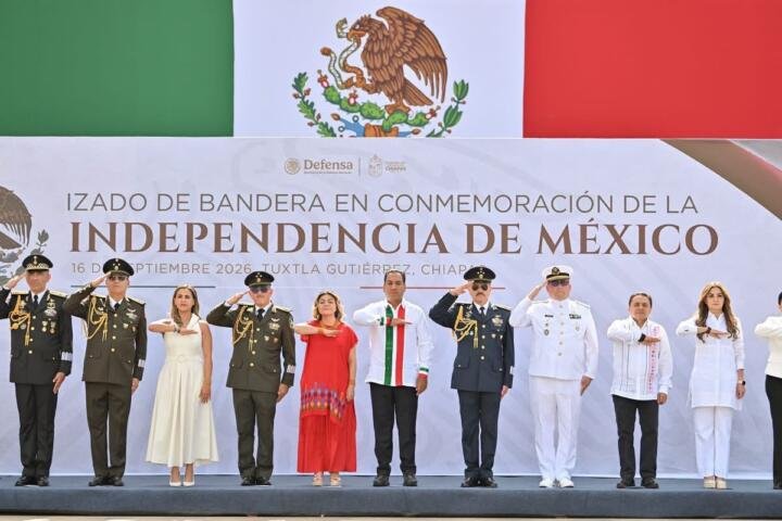 Eduardo Ramírez presencia el Desfile Militar acompañado por miles de chiapanecas y chiapanecos
