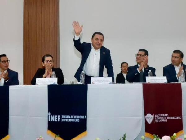 Juan Carlos Moreno Guillén celebra esfuerzo y profesionalización de nuevas generaciones de profesionistas en Chiapas