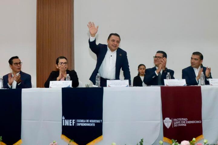 Juan Carlos Moreno Guillén celebra esfuerzo y profesionalización de nuevas generaciones de profesionistas en Chiapas
