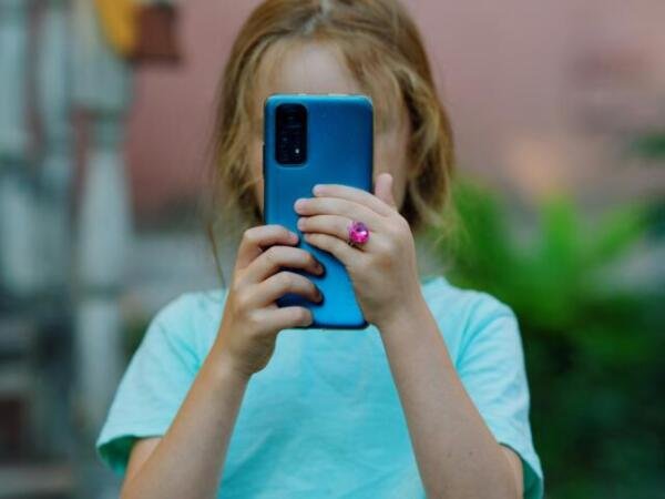 SEP acuerda regular el uso de celulares en las escuelas de México