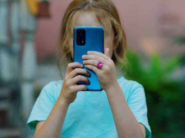 SEP acuerda regular el uso de celulares en las escuelas de México