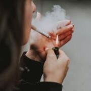 El humo del tabaco también representa un riesgo para quienes no fuman