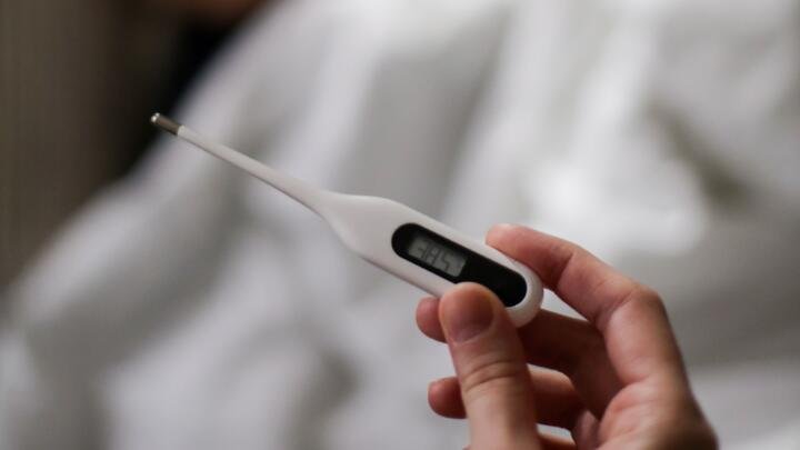 ¿Por qué la fiebre aparece cuando el organismo combate algunas infecciones?
