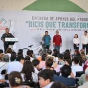 Eduardo Ramírez entrega apoyos de Bicis que Transforman a estudiantes de Tuxtla Gutiérrez