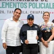 Eduardo Ramírez entrega certificados de bachillerato a policías de seis municipios