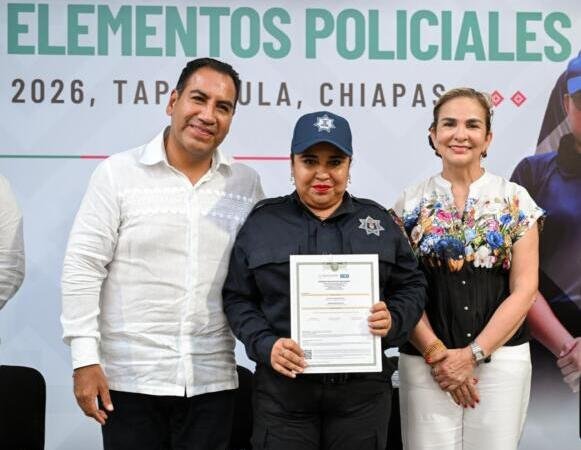 Eduardo Ramírez entrega certificados de bachillerato a policías de seis municipios