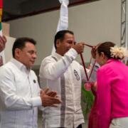Eduardo Ramírez Aguilar entrega la Medalla al Mérito “Notaria Laura Martínez Chanona” con notarias y notarios de Chiapas