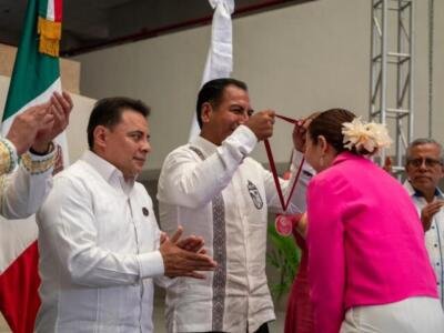 Eduardo Ramírez Aguilar entrega la Medalla al Mérito “Notaria Laura Martínez Chanona” con notarias y notarios de Chiapas
