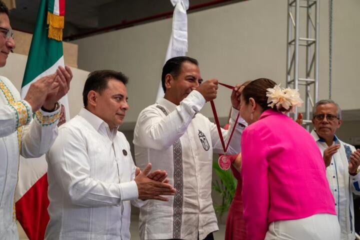 Eduardo Ramírez Aguilar entrega la Medalla al Mérito “Notaria Laura Martínez Chanona” con notarias y notarios de Chiapas