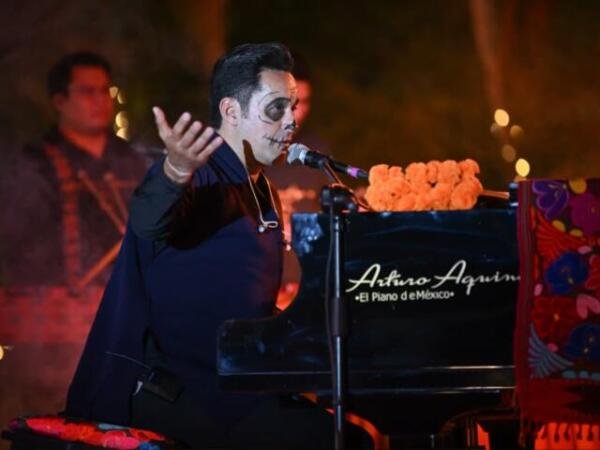 Arturo Aquino llena de alegría el Festival de Día de Muertos del Poder Judicial