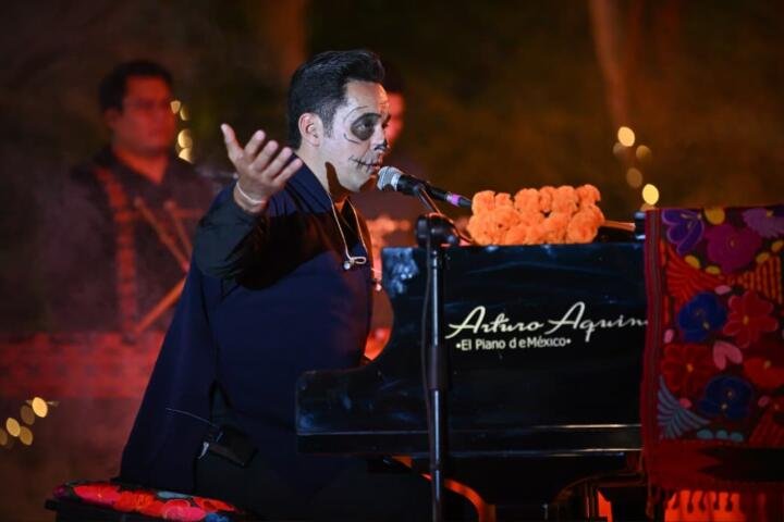 Arturo Aquino llena de alegría el Festival de Día de Muertos del Poder Judicial