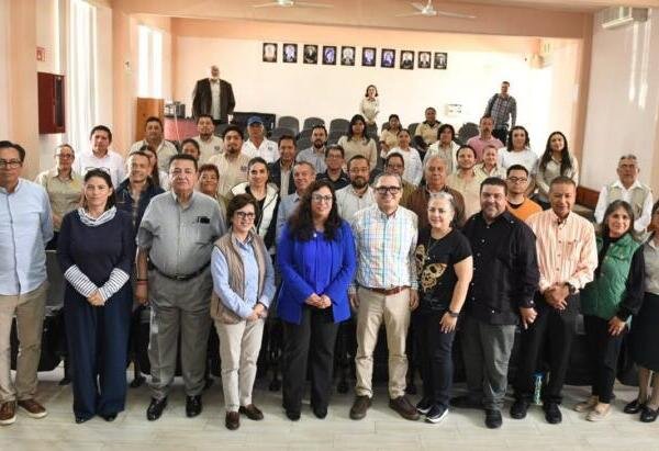 Se reúne el rector de la UNACH Oswaldo Chacón Rojas con integrantes de la comunidad del Campus Comitán