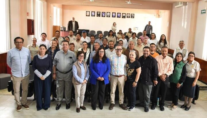 Se reúne el rector de la UNACH Oswaldo Chacón Rojas con integrantes de la comunidad del Campus Comitán
