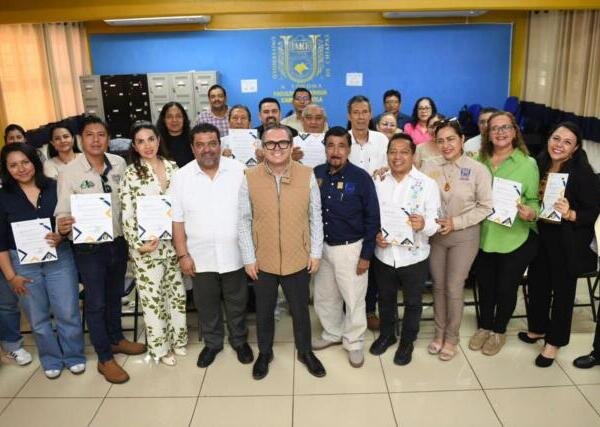 Entregan recategorizaciones a docentes de la UNACH
