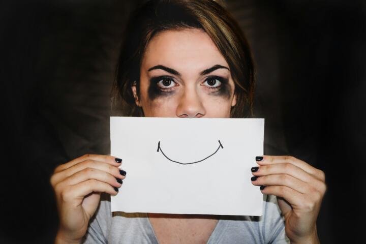 ¿Qué es la depresión sonriente y cómo reconocerla?
