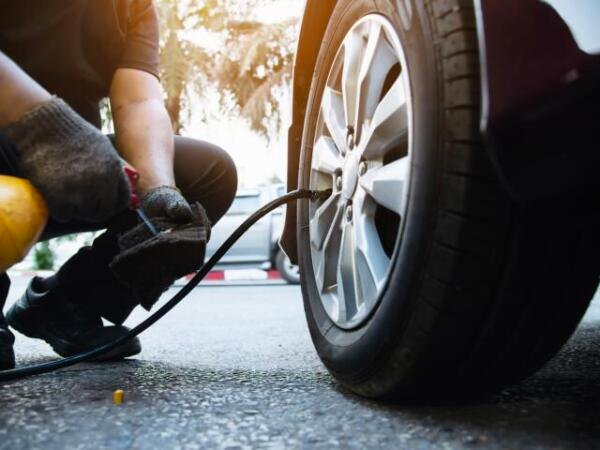 ¿Cuánta gasolina puede hacerte gastar una llanta con poca presión?